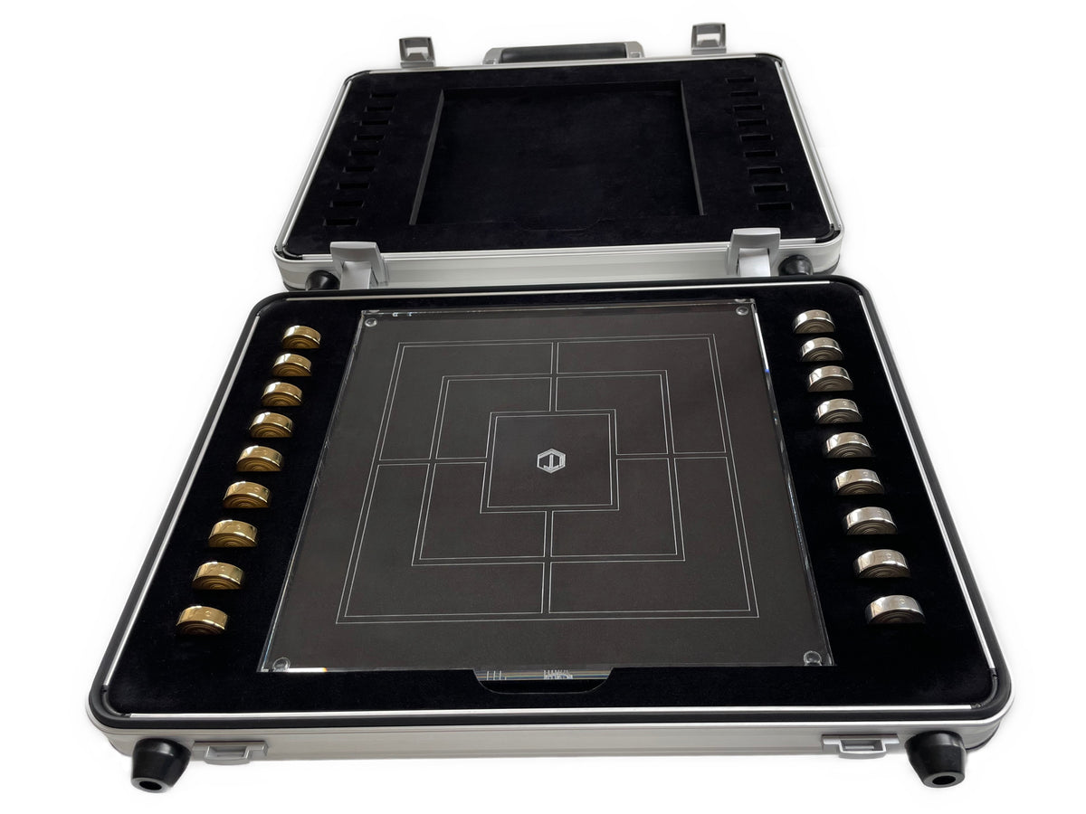 Mühle Brettspiel mit 18 massiven 925 Sterlingsilber Spielsteinen, 9 Steine 18 Karat vergoldet, mit Acrylglas-Brett, im Alukoffer