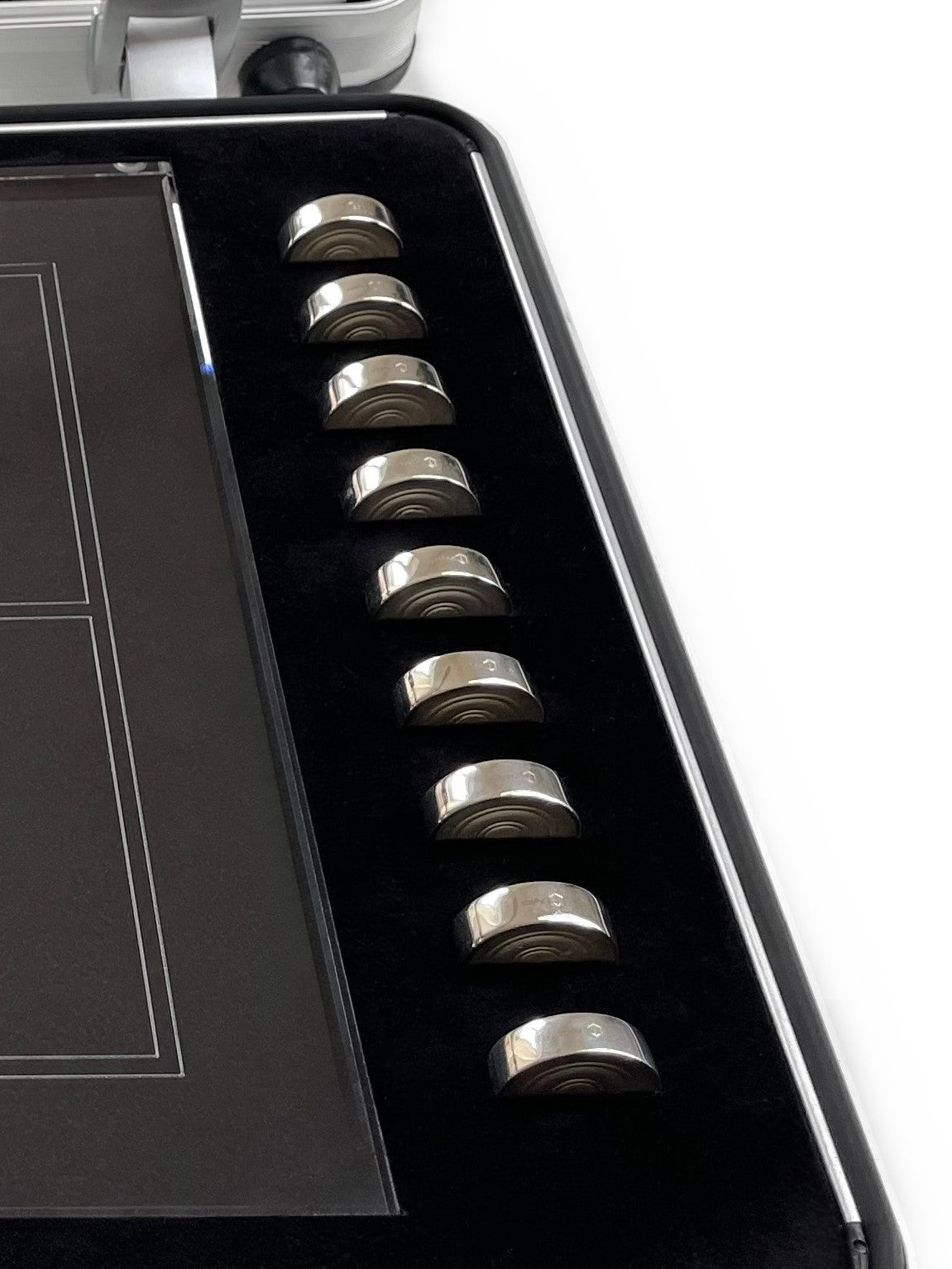 Mühle Brettspiel mit 18 massiven 925 Sterlingsilber Spielsteinen, 9 Steine 18 Karat vergoldet, mit Acrylglas-Brett, im Alukoffer