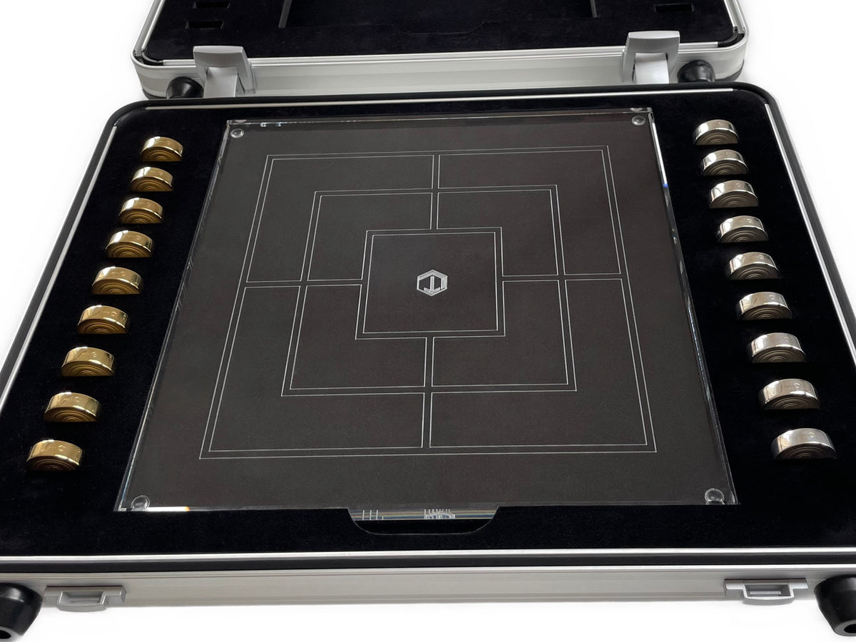 Mühle Brettspiel mit 18 massiven 925 Sterlingsilber Spielsteinen, 9 Steine 18 Karat vergoldet, mit Acrylglas-Brett, im Alukoffer
