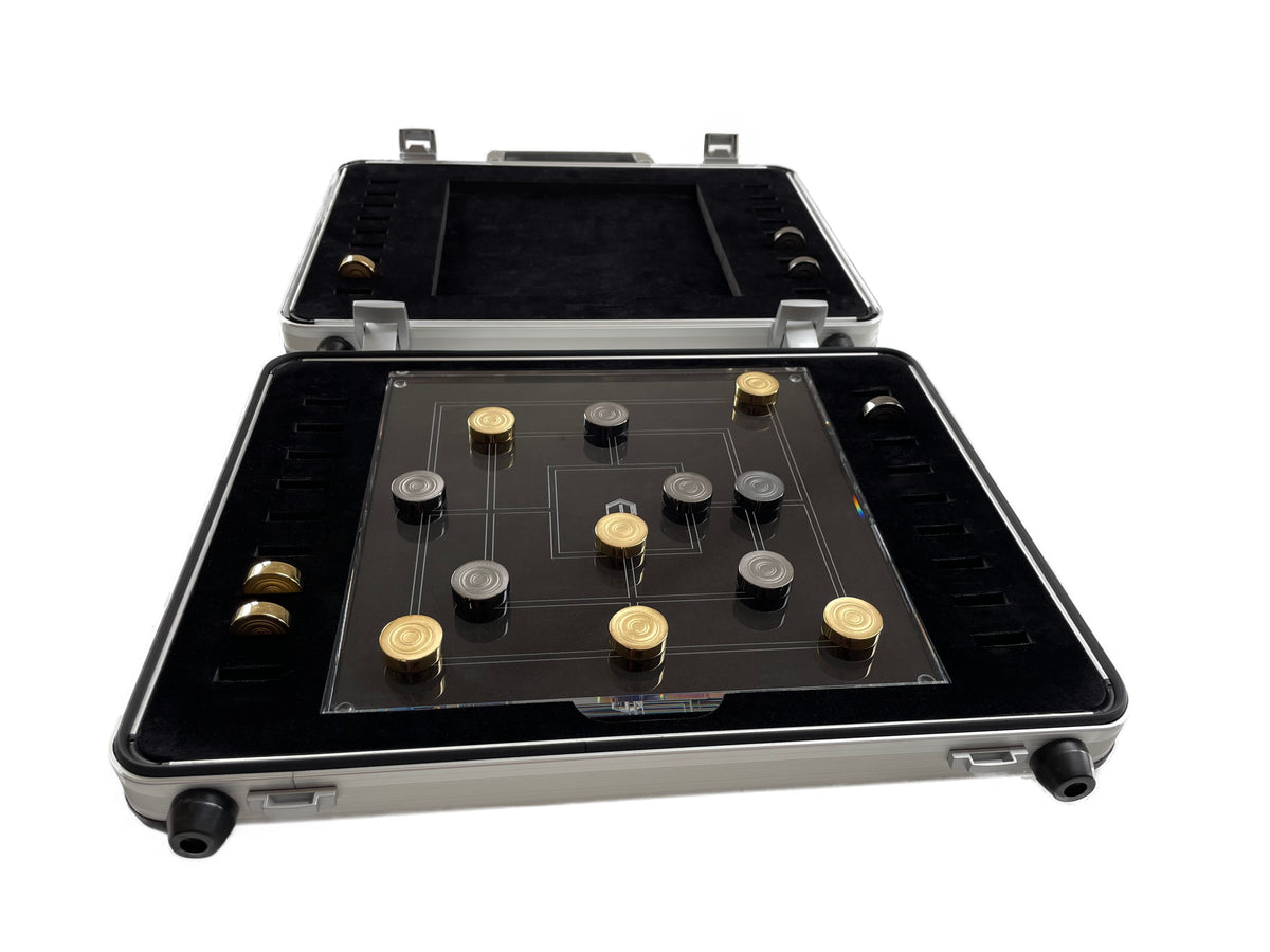 Mühle Brettspiel mit massiven 925 Sterlingsilber Spielsteinen, 9 vergoldet (18K), 9 schwarz-rhod., Acrylglas-Brett, Alukoffer