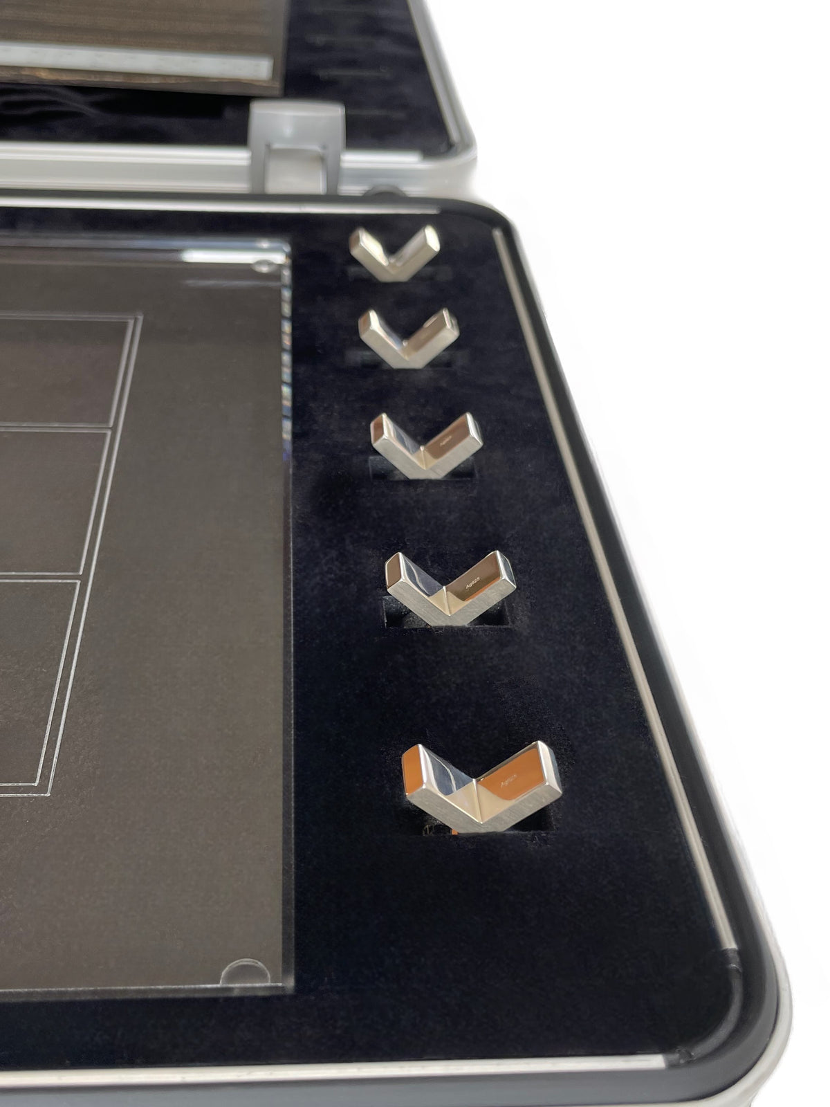 Tic-Tac-Toe Brettspiel mit 10 massiven 925 Sterlingsilber Spielsteinen, 5 Steine schwarz rhodiniert, mit Acrylglas-Brett, im Alukoffer
