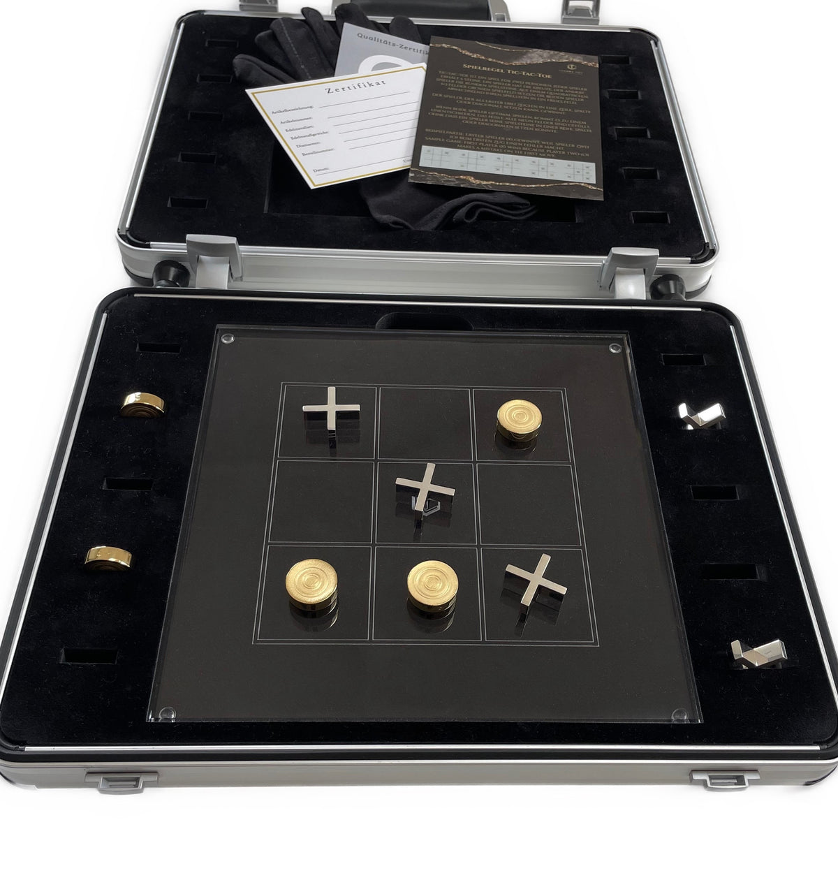 Tic-Tac-Toe Brettspiel mit 10 massiven 925 Sterlingsilber Spielsteinen, 5 Steine 18 Karat vergoldet, mit Acrylglas Brett, im Alukoffer