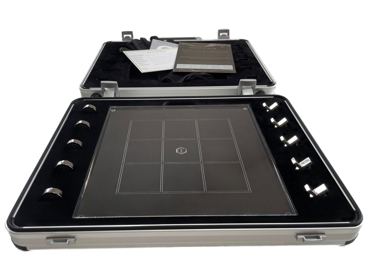 Tic-Tac-Toe Brettspiel mit 10 massiven 925 Sterlingsilber Spielsteinen, 5 Steine schwarz rhodiniert, mit Acrylglas-Brett, im Alukoffer