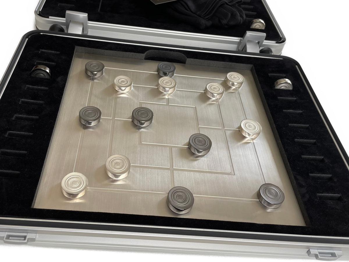 Mühle Brettspiel vollständig aus 925 Sterlingsilber, 9 Steine schwarz rhodiniert, Brett und Steine massiv, im hochwertigen Koffer