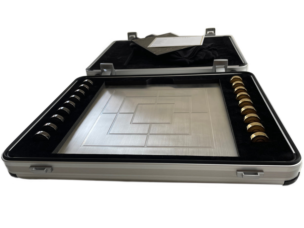 Mühle Brettspiel vollständig aus 925 Sterlingsilber, 9 Steine 18 Karat vergoldet, 9 schwarz rhodiniert, Brett und Steine massiv, im hochwertigen Koffer