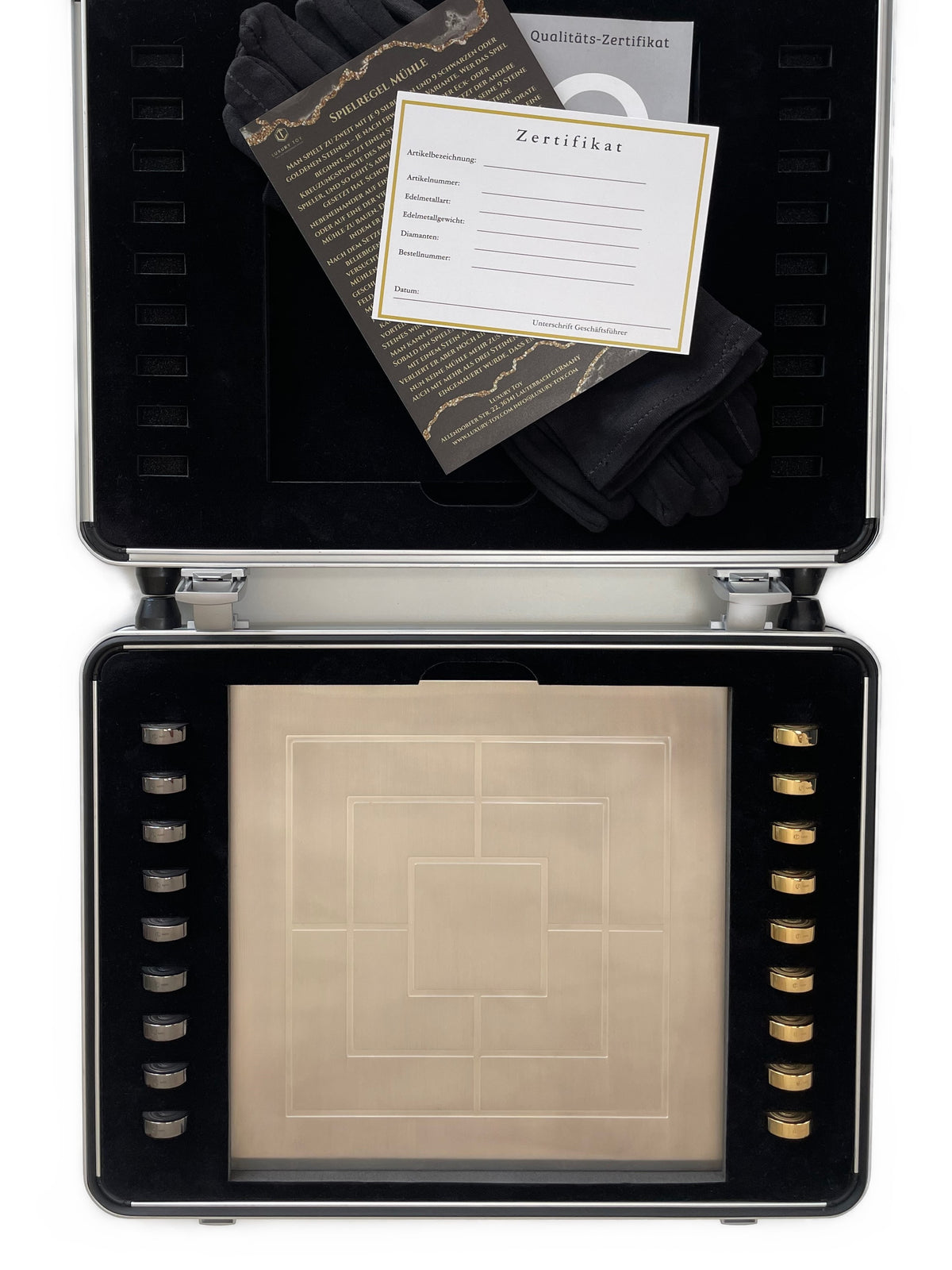 Mühle Brettspiel vollständig aus 925 Sterlingsilber, 9 Steine 18 Karat vergoldet, 9 schwarz rhodiniert, Brett und Steine massiv, im hochwertigen Koffer