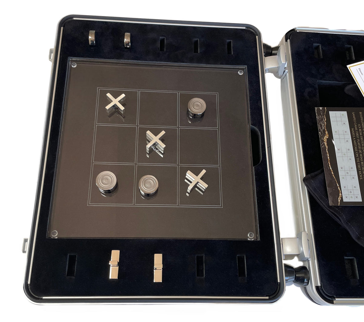 Tic-Tac-Toe Brettspiel mit 10 massiven 925 Sterlingsilber Spielsteinen, 5 Steine schwarz rhodiniert, mit Acrylglas-Brett, im Alukoffer