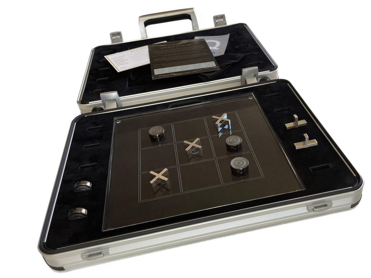 Tic-Tac-Toe Brettspiel mit 10 massiven 925 Sterlingsilber Spielsteinen, 5 Steine schwarz rhodiniert, mit Acrylglas-Brett, im Alukoffer