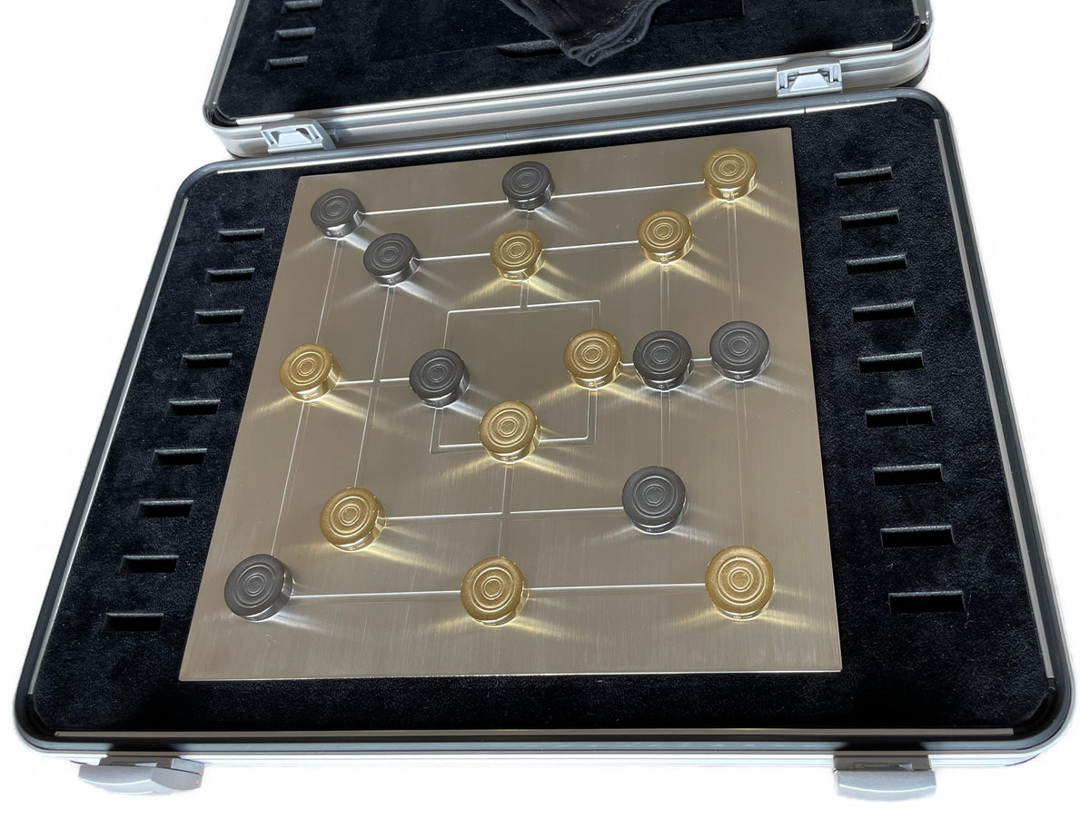 Mühle Brettspiel vollständig aus 925 Sterlingsilber, 9 Steine 18 Karat vergoldet, 9 schwarz rhodiniert, Brett und Steine massiv, im hochwertigen Koffer