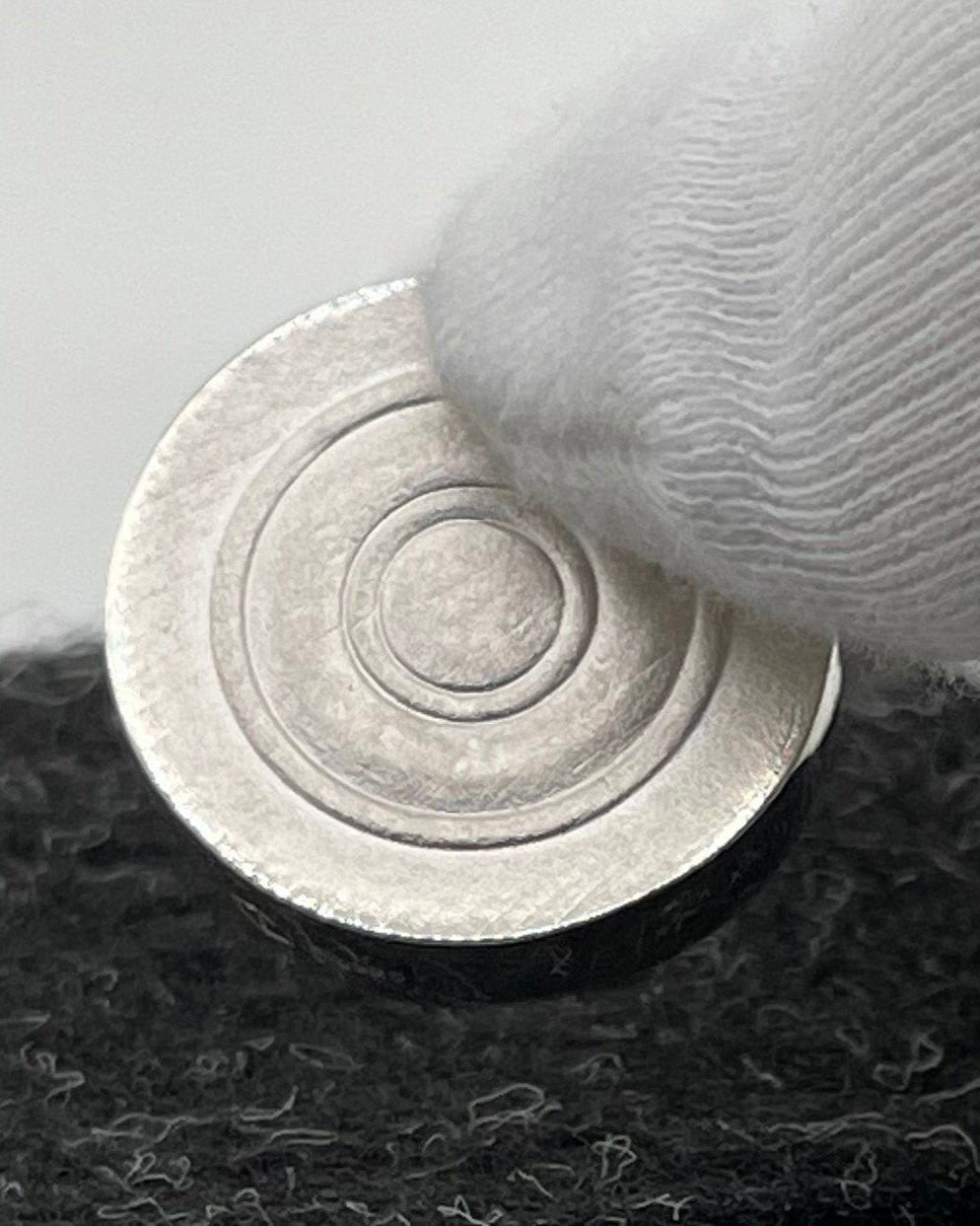 Mühle Brettspiel mit 18 massiven 925 Sterlingsilber Spielsteinen, 9 Steine 18 Karat vergoldet, mit Acrylglas-Brett, im Alukoffer